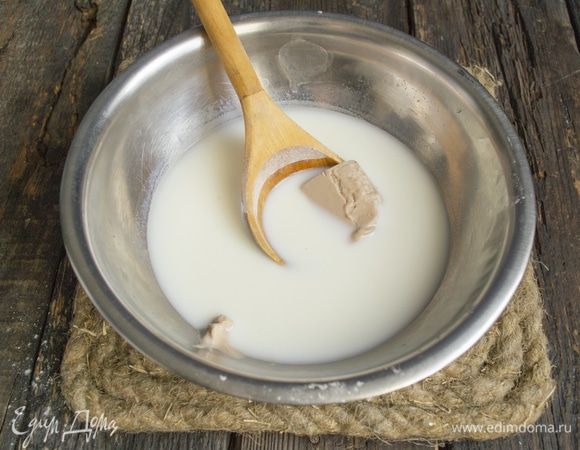 В теплом молоке растворяем свежие дрожжи, сухие также можно использовать (дозировка согласно рекомендации на упаковке).