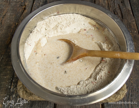 Перемешиваем сухие ингредиенты, вливаем в миску молоко с дрожжами.