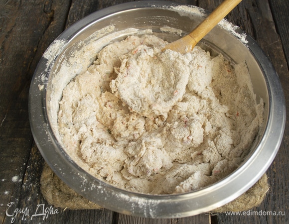 Сначала смешиваем тесто ложкой.