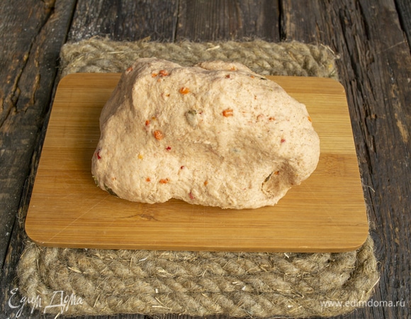 Затем выкладываем тесто на посыпанную мукой поверхность, вымешиваем 5–8 минут.