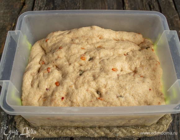 Если все сделано правильно и дрожжи свежие, то по истечении полутора часов тесто сильно подрастет, почти в 3 раза.