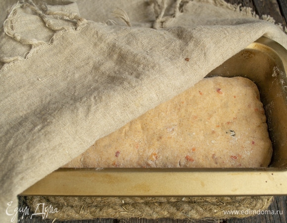 Слегка присыпаем форму мукой, формуем хлеб, выкладываем в форму, укрываем полотенцем.