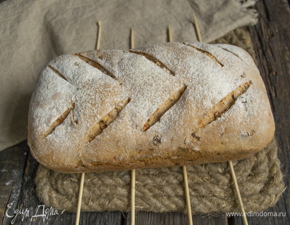 Отправляем хлеб в раскаленную духовку. Время выпекания — 25–30 минут, температура — 200°C. Готовый хлеб остужаем на решетке или на деревянных палочках.