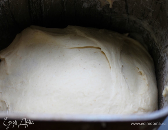 Замесить тесто в ХП (режим «Пельмени»). Дать подняться в течение 30 минут. При отсутствии ХП замесить тесто, частями просеивая муку, соль и масло добавить в конце замеса. Скатать тесто в шар, выложить в смазанную маслом посуду, накрыть пленкой и поставить подходить на 30 минут.