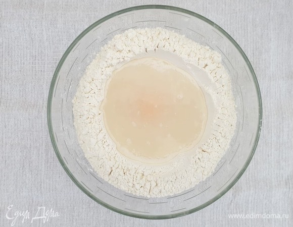 Из муки, воды, растительного масла, яйца и соли замесить крутое тесто. Оставим тесто отдохнуть на 15–20 минут.