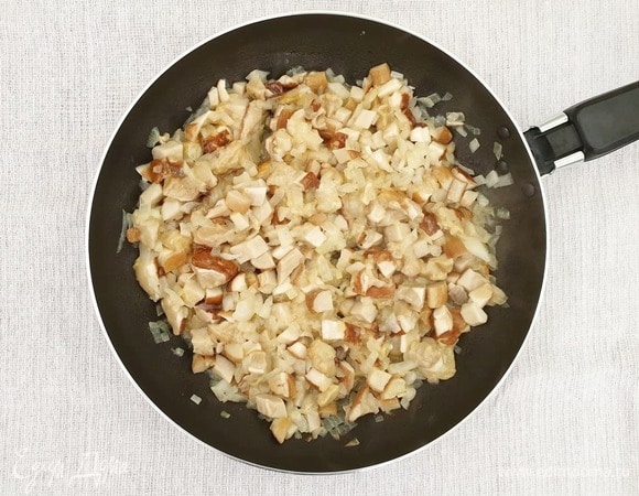 Грибы нарежем и обжарим в небольшом количестве сливочного масла вместе с луком.
