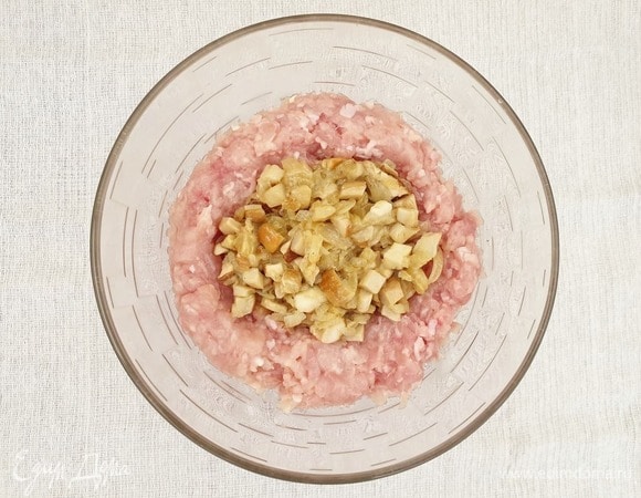 Смешаем куриный фарш и грибы. По вкусу добавим соль и перец.