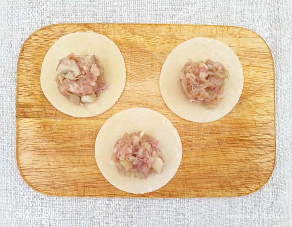 Тесто тонко раскатаем и вырежем одинаковые заготовки. В центр заготовки выкладываем фарш.