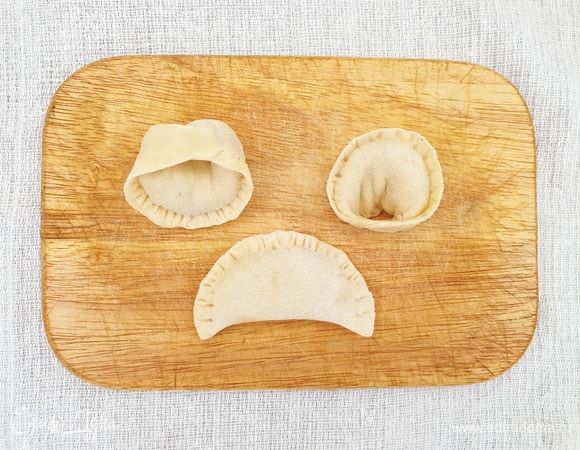 Формируем пельмени. Отварим пельмени в кипящей подсоленной воде или курином бульоне в течение 10 минут после того, как они всплывут.