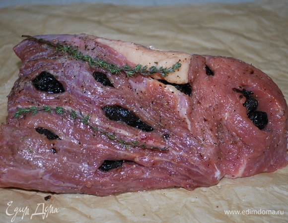 Мясо натрите солью и черным молотым перцем, добавив немного растительного масла. Нашпигуйте черносливом (я еще добавила свежие веточки тимьяна).