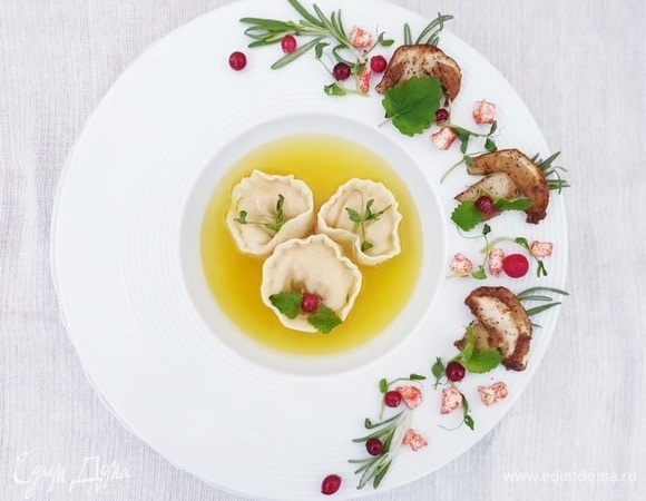 Я подаю пельмени с куриным бульоном.