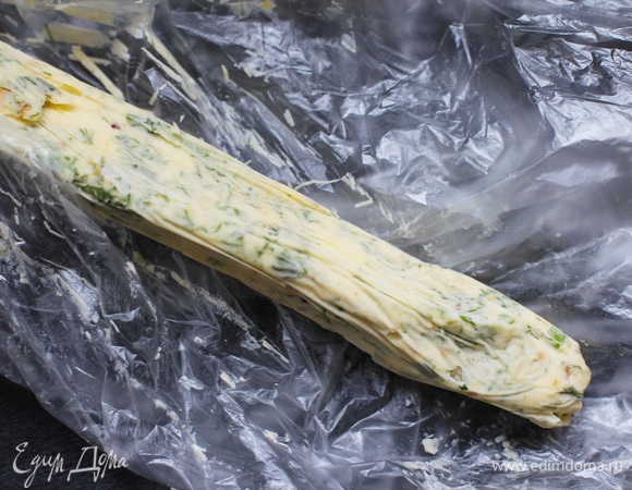 Измельчить чеснок (если берете свежий, то 2 зубчика), смешать с рубленой зеленью, солью и маслом, скатать цилиндр очень маленького диаметра (примерно 1 см) и положить в морозильную камеру.