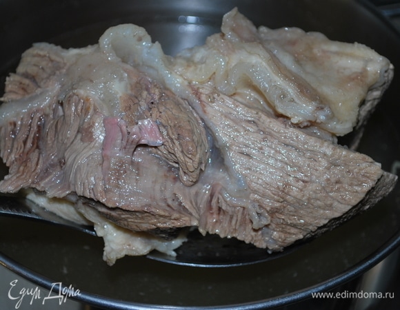 Сварите бульон из мяса конины (я бульон сварила заранее). Добавила целую морковь и лук. Посолите и поперчите по вкусу.