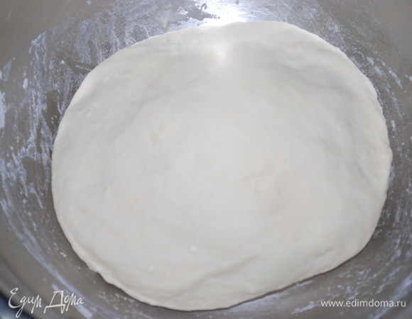 Теперь будем готовить тесто. Из воды, яйца, соли и муки замесите тугое тесто. Для приготовления такого теста очень пригодилась бы кухонная машина Kenwood KVC73005, а насадка для теста крюк легко бы справилась с этой задачей. Готовому тесту дайте отдохнуть 30 минут.