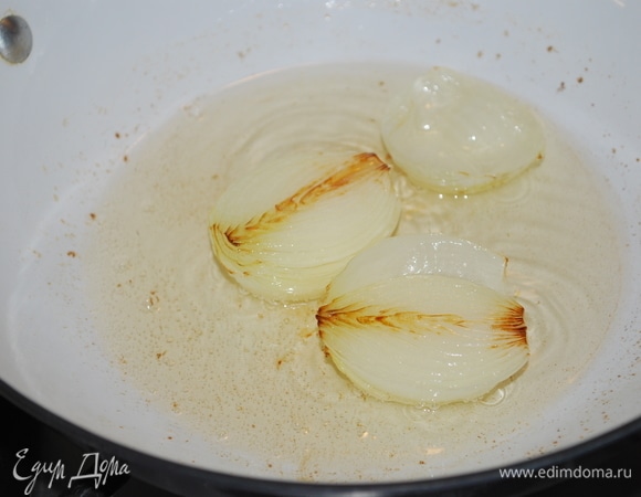 Пока тесто отдыхает, обжарьте на растительном масле лук до золотистого цвета. Это нам пригодится для смазывания листов из теста. Достаточно будет 70 мл масла и одной луковицы, разрезанной на 2 половинки.