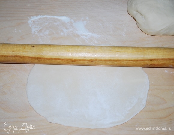 Раскатайте тесто толщиной примерно 1 мм. С этой задачей с легкостью справилась бы насадка для раскатки теста Kenwood.