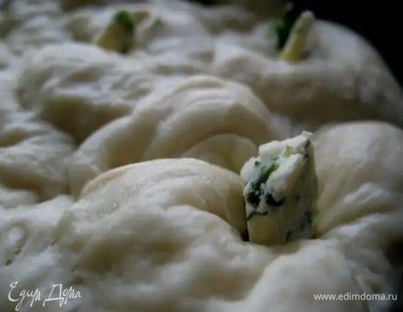  В каждой булочке пальцем сделать выемку и положить туда кусочек масла.