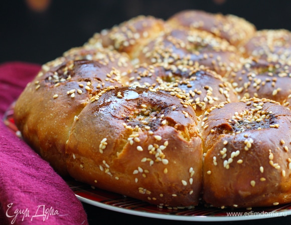 Выпекать булочки в предварительно разогретой до 225°C духовке около 15 минут на нижнем уровне духовки до красивого цвета.