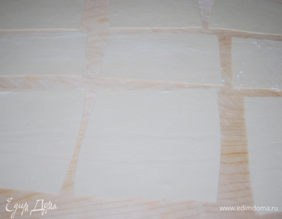 Тонко раскатанное тесто разрежьте на квадраты размером примерно 15х15 см. Квадраты теста не кладите друг на друга, а то они слипнутся. Тем временем поставьте в кастрюле воду, она должна закипеть.