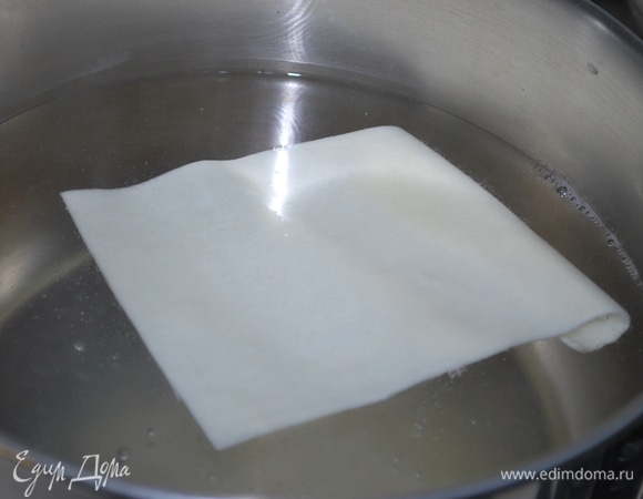 В большом количестве подсоленной кипящей воды отварите по одному пласту теста. Как тесто всплывет, достаньте его через 5–7 секунд. 