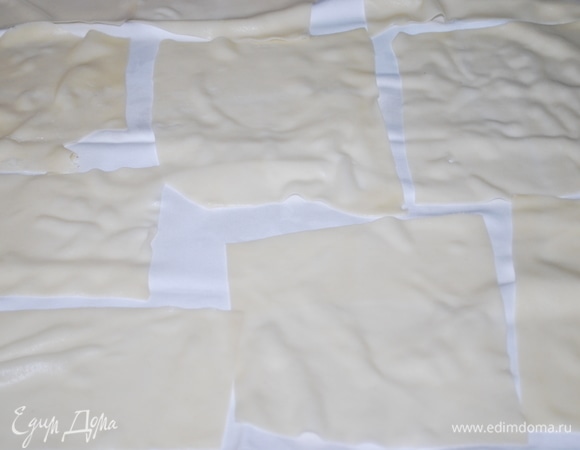 Готовые горячие пласты теста выложите на кухонное льняное полотенце до полного остывания так, чтобы они не соприкасались друг с другом. 