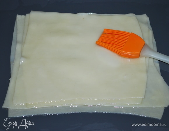 Остывшие пласты теста очень обильно смажьте маслом, в котором обжаривали лук, чтобы они не слипались между собой. Сложите вместе по 4–5 штук. Прежде чем на доску положить тесто, смажьте ее  маслом, чтобы тесто не прилипло к доске.