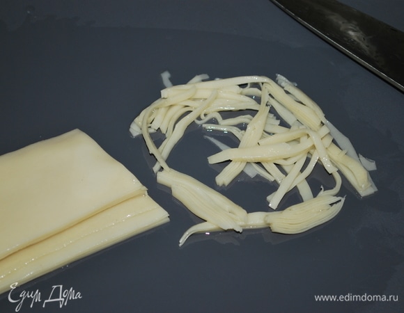 Квадраты теста разрежьте на полоски примерно по 4 см шириной и нарежьте соломкой.