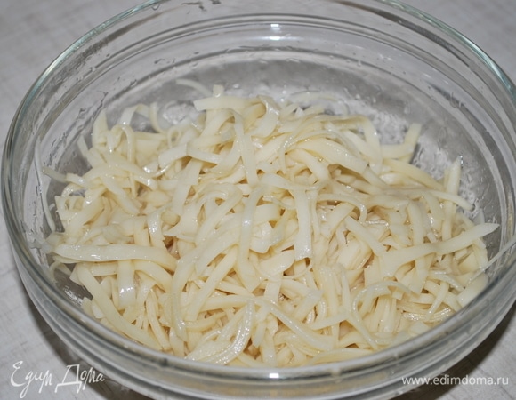 Готовое тесто, нарезанное соломкой, сложите в миску. Вылейте туда оставшееся луковое масло. Перемешайте.