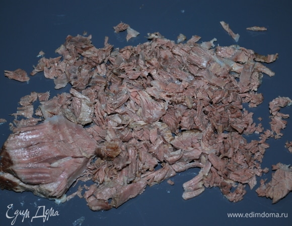 Мясо из бульона мелко нарежьте.