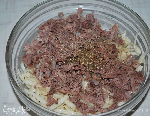 Смешайте отварное мясо конины и нарезанное на полоски тесто. Добавьте черный молотый перец и зиру, растертую в ступке. 