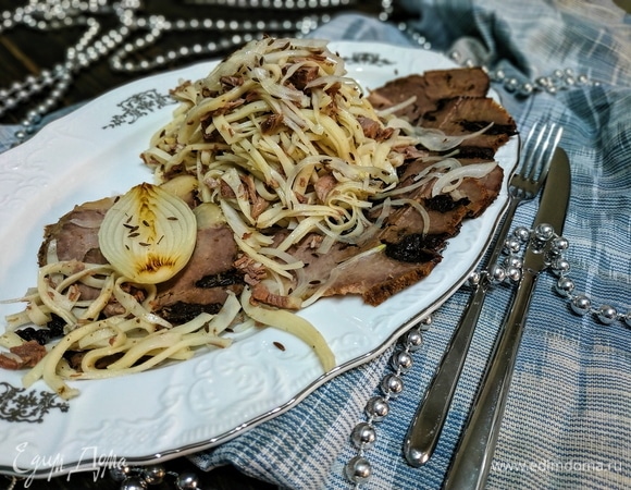 Горкой выложите лапшу с мясом на блюдо. По краям украсьте блюдо тонко нарезанными ломтиками мяса или казы. Добавьте лук полукольцами, замаринованный заранее. По желанию налейте горячий бульон в пиалы. Праздничная закуска готова. Приятного аппетита.