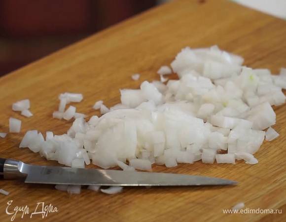 Лук почистить и мелко порубить.