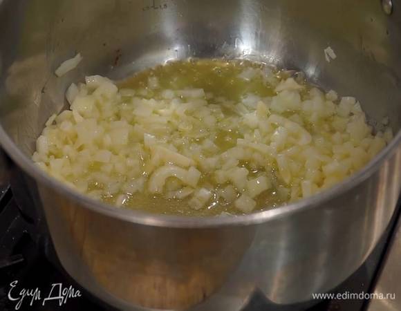 Разогреть в тяжелой кастрюле 1 ч. ложку сливочного и 1 ст. ложку оливкового масла и на маленьком огне обжарить измельченный лук и чеснок до прозрачности.