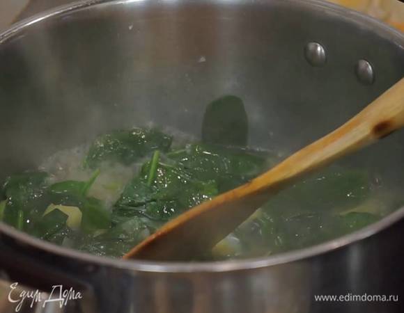 Картофель почистить, нарезать мелкими кубиками и выложить в кастрюлю к луку с чесноком, все перемешать, влить горячий бульон и варить на небольшом огне. Когда картофель практически сварится, добавить руколу и шпинат, посолить, поперчить и варить еще 3‒5 минут.