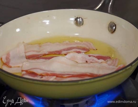 Разогреть в сковороде оставшееся оливковое масло и обжарить полоски панчетты до золотистого цвета.