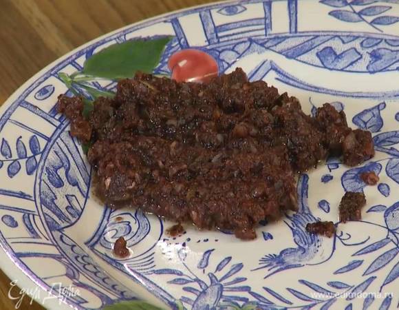 Колбасу нарезать маленькими кубиками, выложить в сковороду с панчеттой, добавить оставшийся зубчик чеснока и все обжарить, затем переложить панчетту на бумажное полотенце, а колбасу шумовкой выложить на тарелку, оставив в сковороде лишний жир.