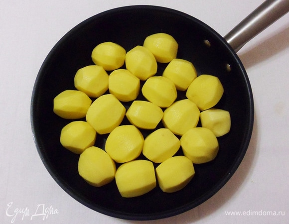 Лучше всего для этого рецепта подходит молодой некрупный картофель, его можно отваривать с кожурой. Но сегодня у меня обычный мелкий картофель. Овощ помыть и очистить от кожуры.