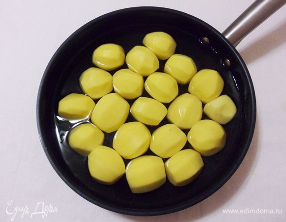 «Варить» картошку будем прямо в сковороде. Для этого заливаем ее водой и тушим до готовности.