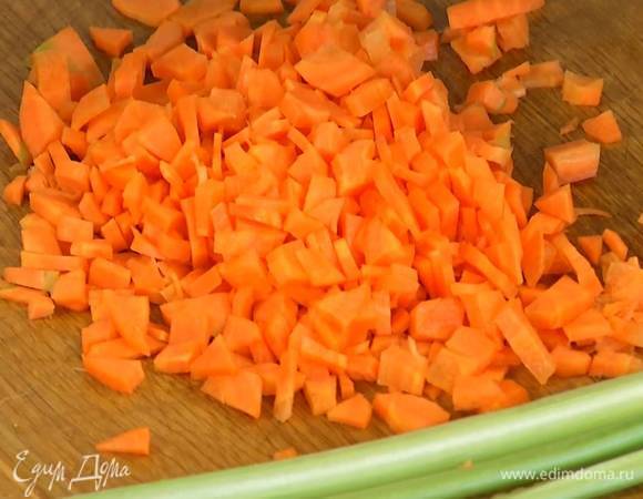 Морковь и лук почистить и, не смешивая, нарезать маленькими кубиками.