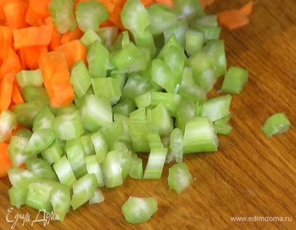Сельдерей нарезать маленькими кусочками.