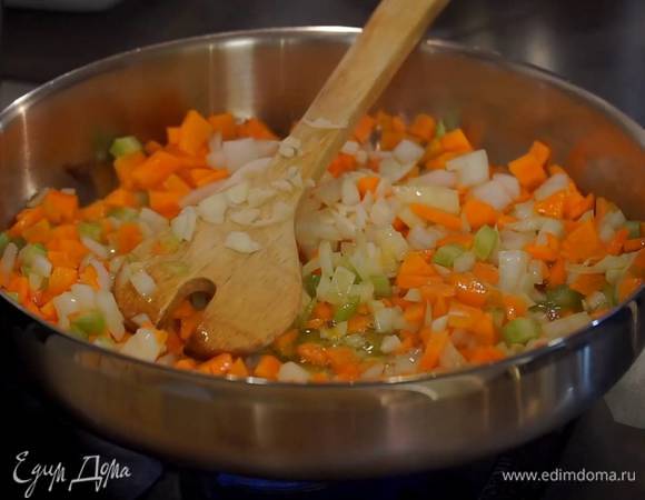 Чеснок почистить, раздавить плоской стороной ножа и, удалив горькую сердцевину, мелко порубить, затем добавить в сковороду, все слегка посолить, перемешать и обжаривать 5‒7 минут.