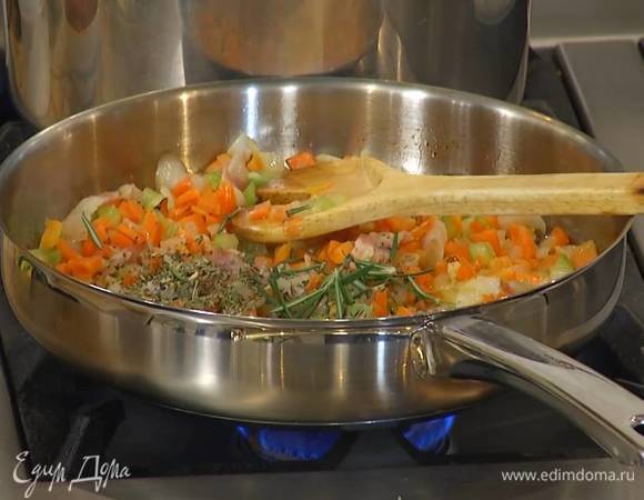 Панчетту нарезать небольшими полосками, выложить в сковороду с овощами и все перемешать, затем добавить 2 лавровых листа, 1 ч. ложку орегано, листья розмарина и дать панчетте зазолотиться.