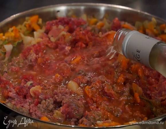 Влить вино, увеличить огонь и, помешивая, дать алкоголю выпариться, затем слегка посолить, влить горячий бульон и прогреть.