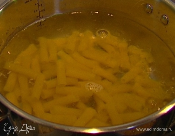 Пенне отваривать в подсоленной воде на 3 минуты меньше, чем указано на упаковке, затем жидкость слить.