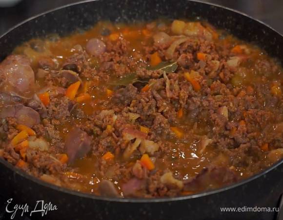 Разогреть в большой сковороде оставшееся оливковое и 1 ст. ложку сливочного масла, выложить печень, слегка посолить, поперчить, добавить оставшийся орегано и обжарить, затем добавить фарш с овощами, лавровые листья удалить. Все посолить и, помешивая, прогревать на сильном огне пару минут, затем выложить в кастрюлю с пенне и перемешать.