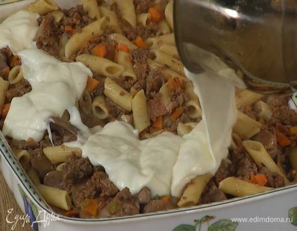 Большую керамическую форму смазать сливочным маслом, посыпать дно оставшимся сыром и выложить пасту, залить все соусом бешамель и запекать в разогретой духовке 30‒40 минут.