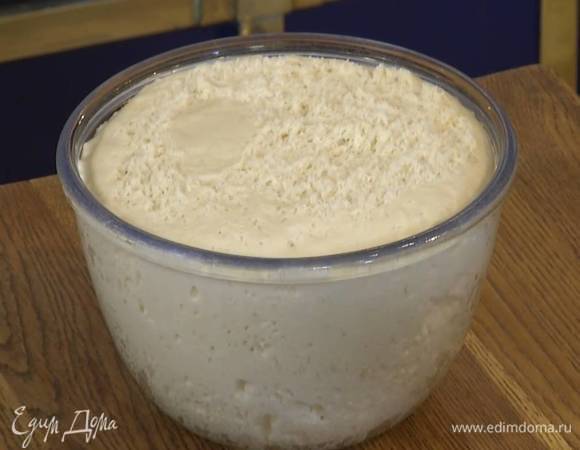 Переложить тесто в миску, затянуть пищевой пленкой и поставить на час в теплое место.