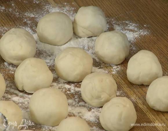 На присыпанной половиной оставшейся муки рабочей поверхности сформировать шарики из подошедшего теста.
