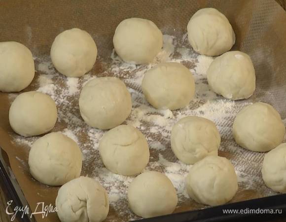 Противень выстелить бумагой для выпечки, присыпать оставшейся мукой и выложить булочки.