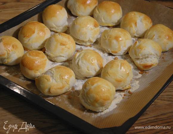 Выпекать булочки в разогретой духовке 12 минут.